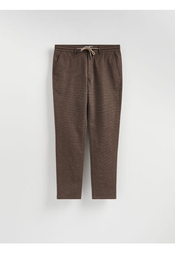 Reserved - Spodnie carrot z wiązaniem - ciemnobrązowy. Kolor: brązowy. Materiał: wiskoza, tkanina