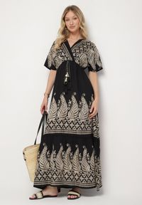 Born2be - Czarna Kopertowa Sukienka z Wiskozy Ozdobiona Frędzlami Redare. Okazja: na co dzień. Typ kołnierza: dekolt w serek. Kolor: czarny. Materiał: wiskoza. Wzór: aplikacja. Typ sukienki: kopertowe. Styl: casual, klasyczny, boho #1