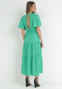 Born2be - Zielona Rozkloszowana Sukienka Maxi z Falbankami i Odkrytymi Plecami Rallad. Typ kołnierza: kołnierz z falbankami. Kolor: zielony. Typ sukienki: kopertowe. Długość: maxi #2