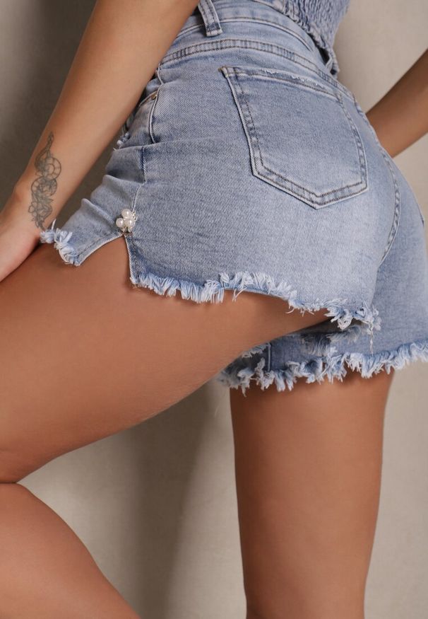 Renee - Niebieskie Jeansowe Szorty High Waist z Ozdobnymi Przetarciami i Cyrkoniami Nordis. Okazja: na co dzień. Stan: podwyższony. Kolor: niebieski. Materiał: jeans. Styl: elegancki, casual