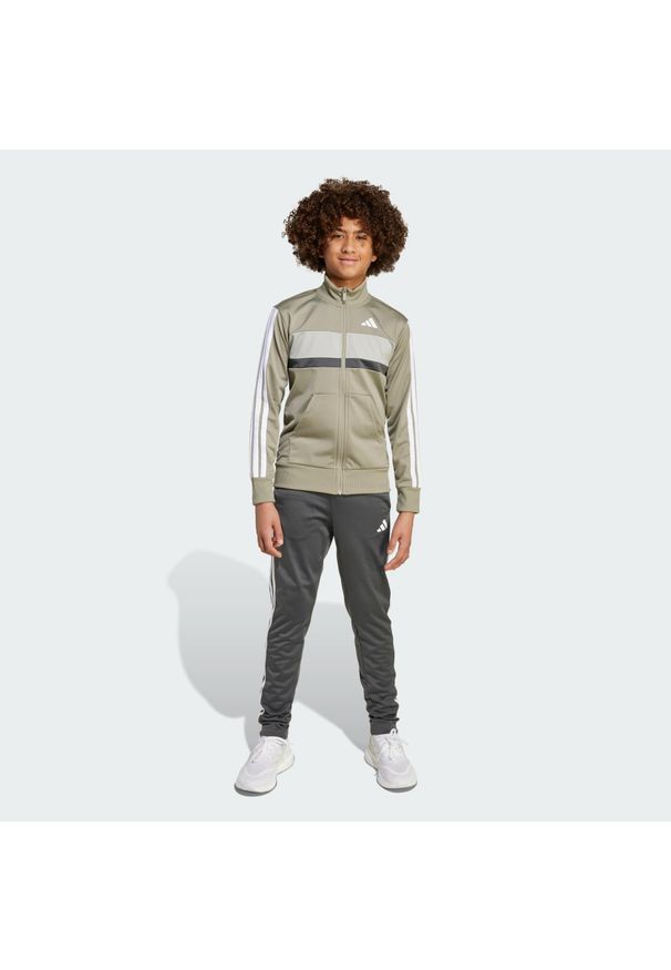 Adidas - Dres Seasonal Essentials Tiberio 3-Stripes Tricot Kids. Okazja: na uczelnię. Kolor: szary. Materiał: dresówka. Styl: młodzieżowy, sportowy