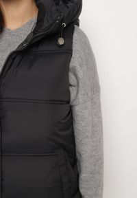 Born2be - Czarna Kamizelka Pikowana z Ozdobnym Suwakiem z Kapturem Fortisse. Okazja: na co dzień, na spotkanie biznesowe. Typ kołnierza: kaptur. Kolor: czarny. Styl: biznesowy, casual, elegancki, klasyczny #7