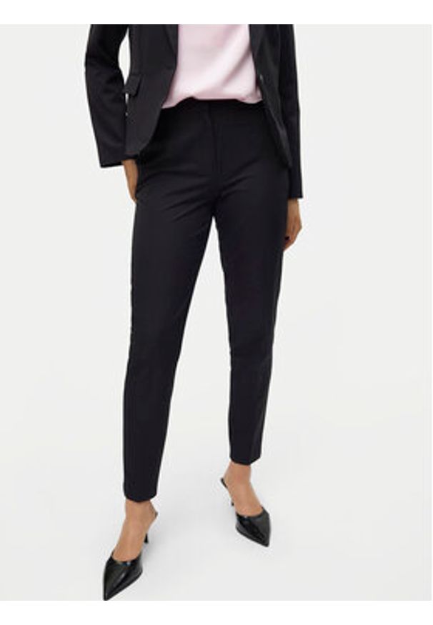 Vero Moda Chinosy Fenya 10313834 Czarny Tapered Fit. Kolor: czarny. Materiał: syntetyk