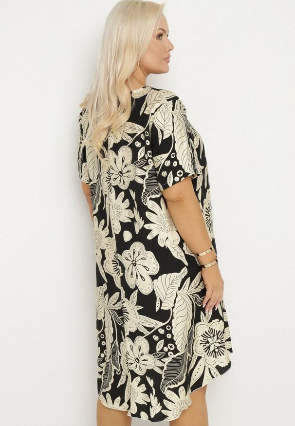 Born2be - Czarna Wiskozowa Sukienka w Kwiaty Divolla. Okazja: na co dzień. Typ kołnierza: dekolt w serek. Kolor: czarny. Wzór: kwiaty. Typ sukienki: proste. Materiał: wiskoza. Długość rękawa: krótki rękaw. Sezon: lato. Styl: casual