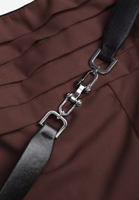 Renee - Brązowy Kombinezon VICES Bandeau z Falbankami i Paskiem w Eleganckim Stylu Pinoia. Kolor: brązowy. Długość rękawa: bez rękawów. Styl: elegancki #8