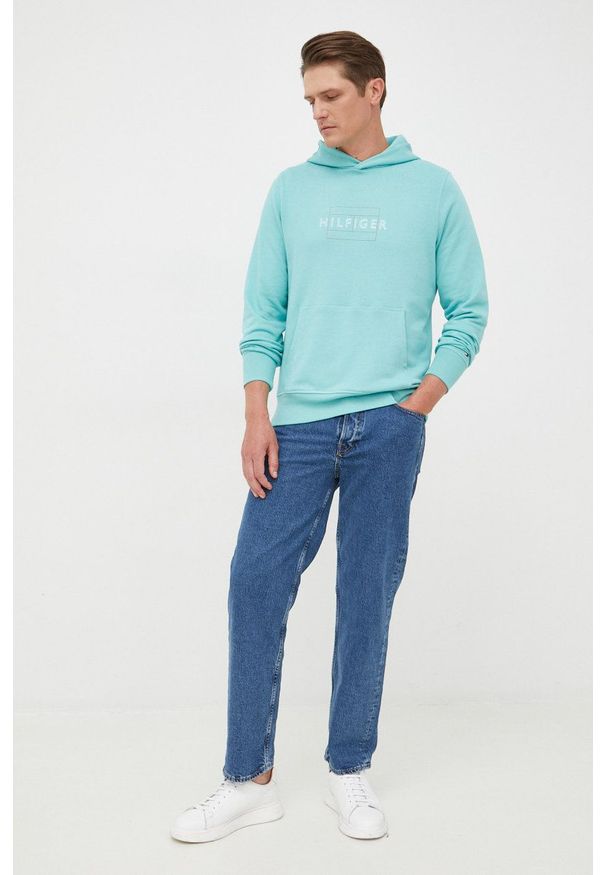 TOMMY HILFIGER - Tommy Hilfiger bluza bawełniana męska kolor turkusowy z kapturem z nadrukiem. Typ kołnierza: kaptur. Kolor: turkusowy. Materiał: bawełna. Wzór: nadruk