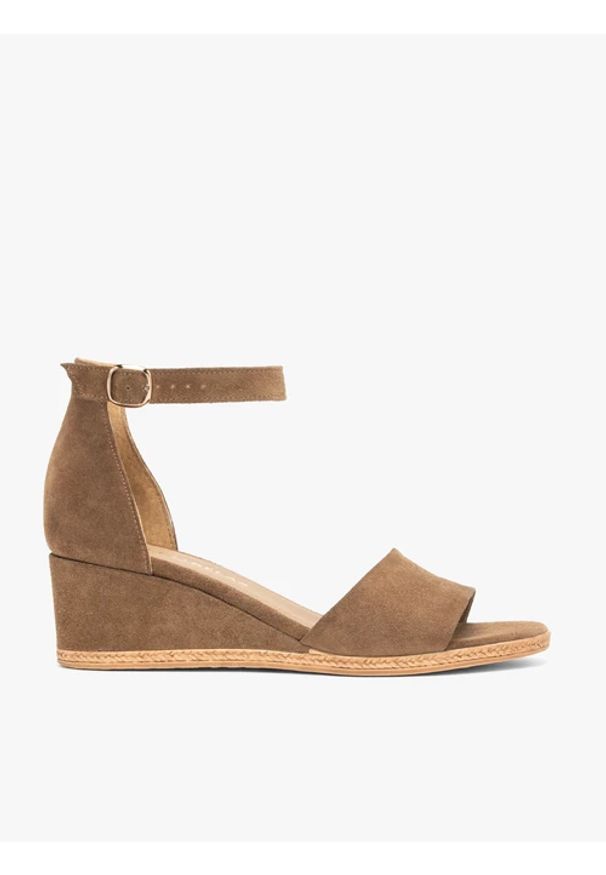 Ryłko - Jasnobrązowe sandały na koturnie. Okazja: na co dzień. Nosek buta: okrągły. Zapięcie: sprzączka. Kolor: beżowy. Materiał: welur, skóra. Obcas: na koturnie. Styl: casual. Wysokość obcasa: średni