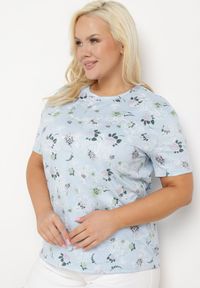 Born2be - Niebieski T-shirt Koszulka z Krótkim Rękawem w Kwiaty Nleessa. Okazja: na co dzień. Kolekcja: plus size. Kolor: niebieski. Materiał: jeans. Długość rękawa: krótki rękaw. Długość: krótkie. Wzór: kwiaty. Styl: elegancki, casual