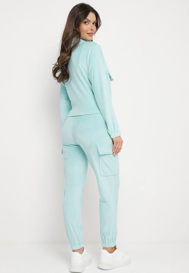 Born2be - Jasnoniebieski Welurowy Komplet Dresowy Bluza z Ozdobną Kieszenią i Luźne Spodnie z Kieszeniami Whisperia. Kolor: niebieski. Materiał: welur, dresówka