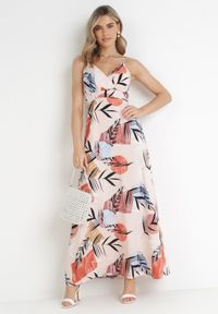 Born2be - Różowa Rozkloszowana Sukienka Maxi z Kopertowym Dekoltem Gianina. Typ kołnierza: dekolt kopertowy. Kolor: różowy. Długość rękawa: na ramiączkach. Wzór: paski. Typ sukienki: kopertowe. Długość: maxi #1