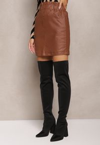 Renee - Brązowa Spódnica z Ekoskóry z Ozdobnie Marszczoną Talią Selja. Okazja: na co dzień. Kolor: brązowy. Styl: klasyczny, casual, elegancki
