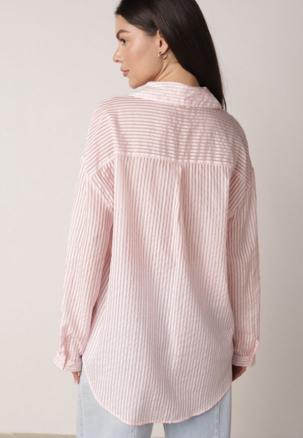 Born2be - Różowa Koszula o Kroju Oversize z Tencelu w Paski Ozdobiona Haftem Tidine. Okazja: na co dzień, na spotkanie biznesowe, do pracy. Kolor: różowy. Materiał: poliester, jeans. Wzór: aplikacja, haft, paski. Styl: casual, biznesowy