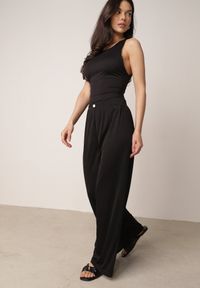 Born2be - Czarne Szerokie Spodnie z Teksturalnej Tkaniny z Ozdobnym Guzikiem Liphia. Okazja: do pracy, na co dzień, na spotkanie biznesowe. Stan: podwyższony. Kolor: czarny. Materiał: tkanina. Długość: długie. Styl: biznesowy, casual #1