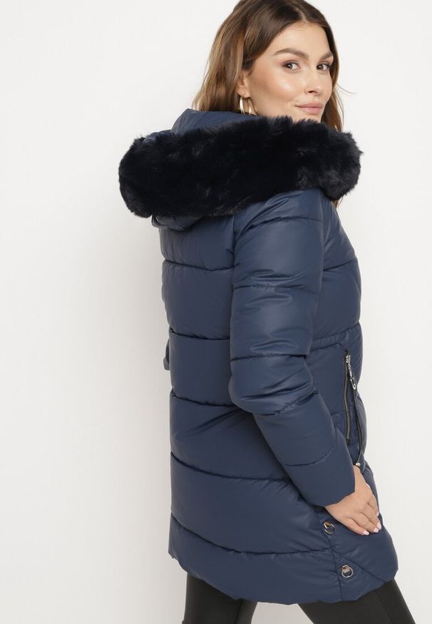 Born2be - Granatowa Pikowana Kurtka Zimowa z Szerokim Futrzanym Kołnierzem Elloriel. Okazja: na co dzień. Kolor: niebieski. Materiał: futro. Sezon: zima. Styl: casual, elegancki