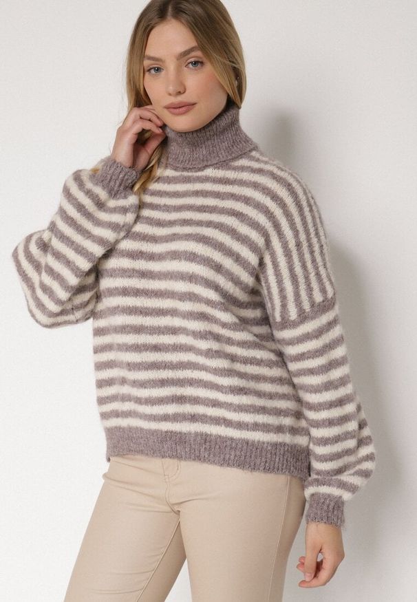 Born2be - Szaro-Beżowy Golf z Domieszką Wełny w Paski Monallia. Okazja: na co dzień. Typ kołnierza: golf. Kolor: szary. Materiał: wełna. Wzór: paski. Styl: klasyczny, casual, elegancki