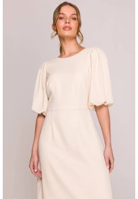 Stylove - Elegancka sukienka koktajlowa z bufiastymi rękawami kremowa. Okazja: na wesele, na imprezę, na ślub cywilny. Kolor: kremowy. Materiał: materiał, elastan. Długość rękawa: krótki rękaw. Sezon: lato. Typ sukienki: rozkloszowane. Styl: elegancki, wizytowy. Długość: midi #6