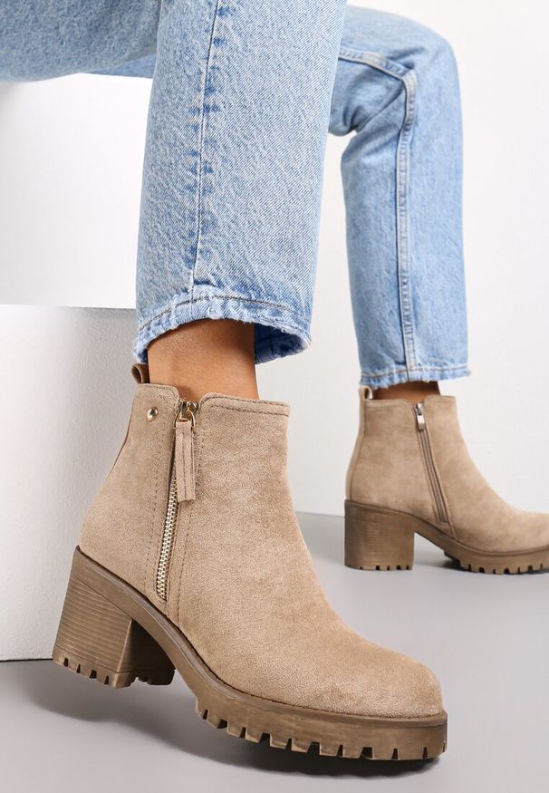 Born2be - Ciemnobeżowe Botki na Niskim Słupku z Protektorem Belett. Kolor: beżowy. Obcas: na słupku. Styl: klasyczny