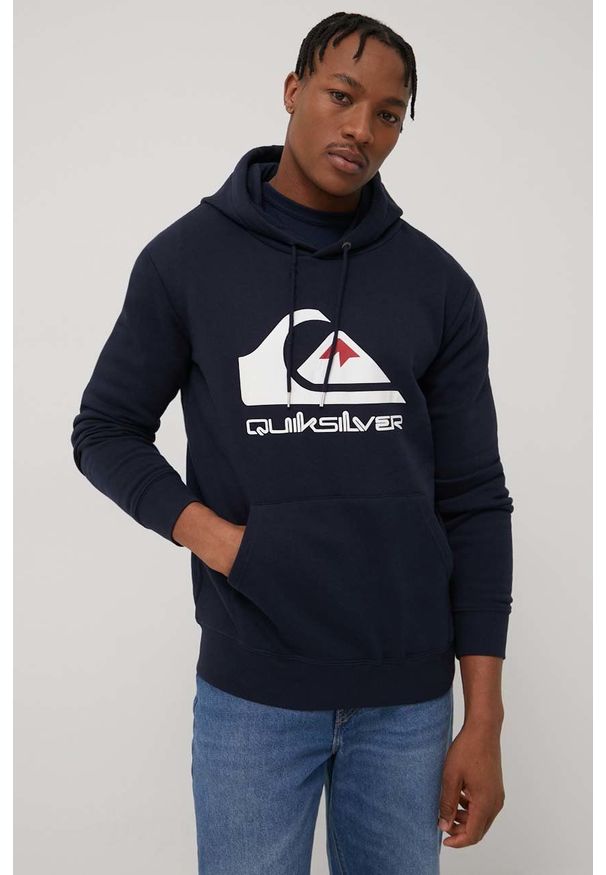 Quiksilver bluza męska kolor granatowy z kapturem z nadrukiem. Typ kołnierza: kaptur. Kolor: niebieski. Materiał: dzianina. Wzór: nadruk
