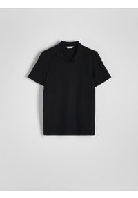 Reserved - Koszulka polo regular - czarny. Typ kołnierza: polo. Kolor: czarny. Materiał: dzianina. Wzór: gładki