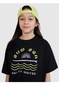 4f - 4F T-shirt oversize z nadrukiem dziewczęcy - czarny 146 (10-11 lat). Okazja: na co dzień. Kolor: czarny. Materiał: bawełna, jersey. Wzór: nadruk. Sezon: lato. Styl: klasyczny, sportowy, casual