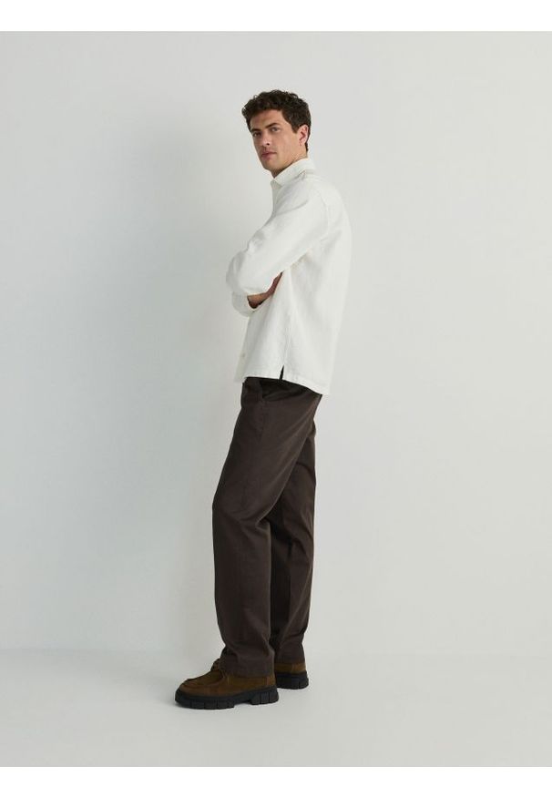 Reserved - Spodnie chino regular - ciemnobrązowy. Kolor: brązowy. Materiał: tkanina, bawełna