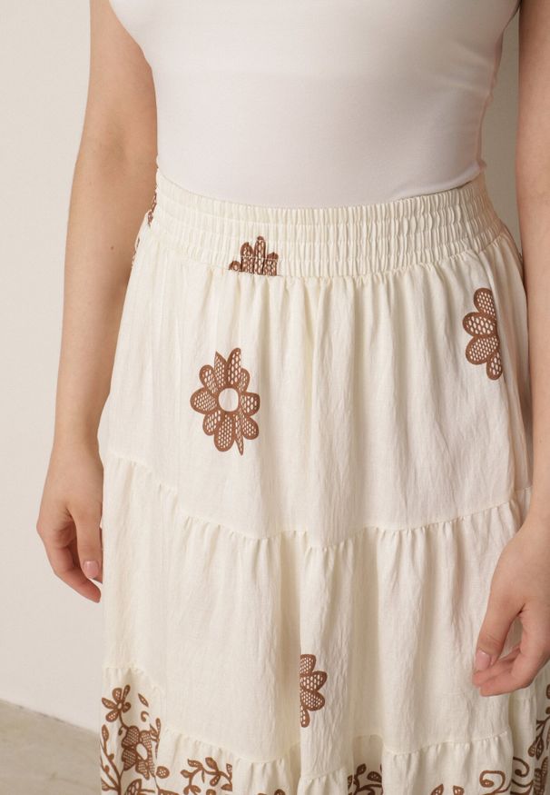 Born2be - Brązowa Rozkloszowana Spódnica z Wiskozy w Kwiatowy Wzór Masterore. Okazja: do pracy, na co dzień. Kolor: brązowy. Materiał: wiskoza. Wzór: kwiaty. Styl: casual