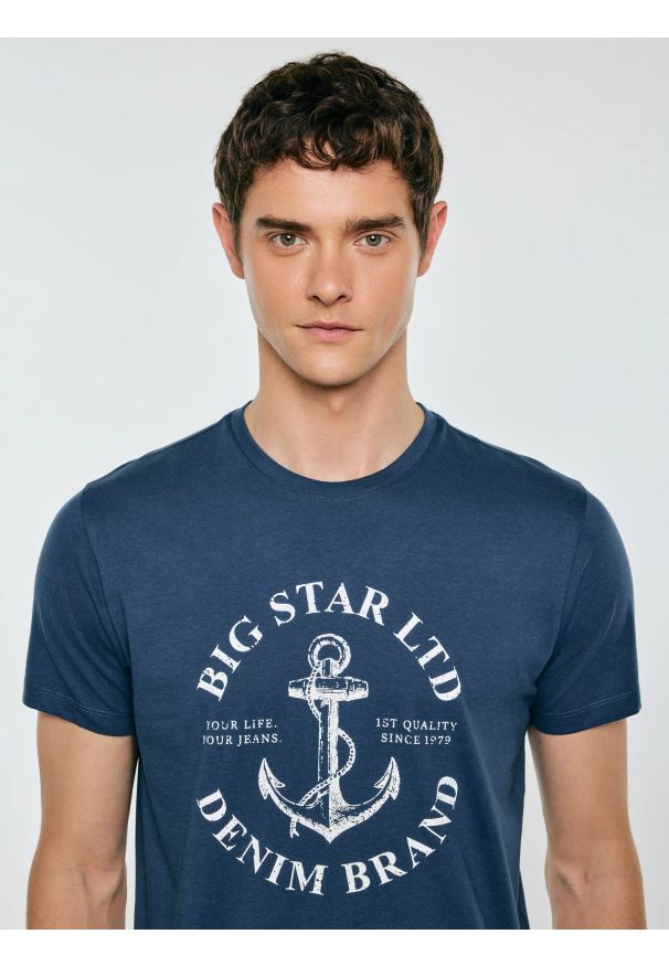 Big-Star - Koszulka męska z kontrastowym nadrukiem ciemnoniebieska Kartes 402. Okazja: na co dzień. Kolor: niebieski. Materiał: materiał, skóra, dzianina. Wzór: nadruk. Styl: elegancki, sportowy, casual