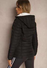 Renee - Czarna Kurtka Ozdobiona Pikowaniem Wykończona Sznurkami i Kapturem Mivissa. Okazja: na co dzień, na spacer. Kolor: czarny. Materiał: jeans. Wzór: aplikacja. Styl: casual, sportowy