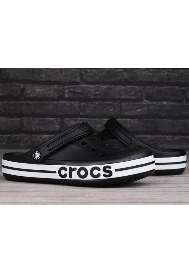 Klapki męskie sportowe Crocs CROCBAND. Kolor: biały, wielokolorowy, czarny. Styl: sportowy