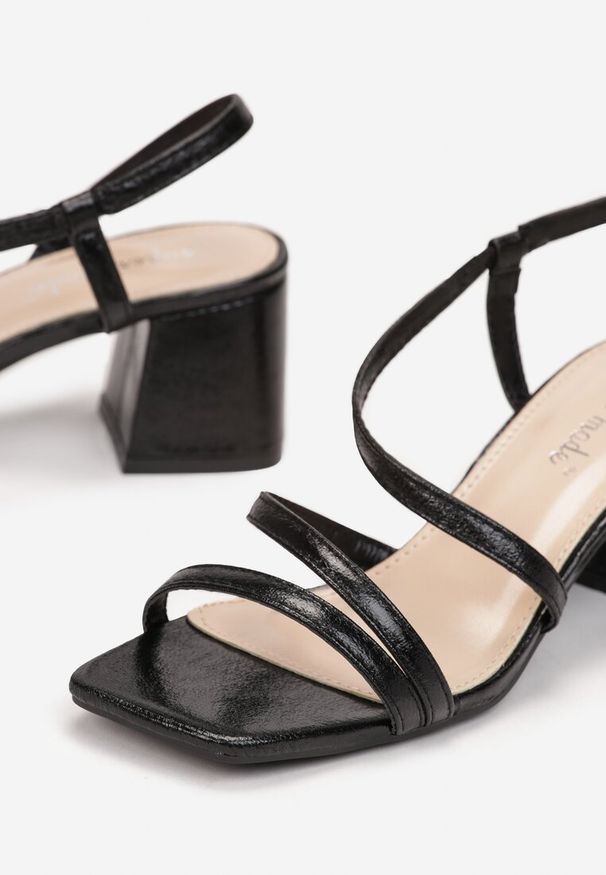 Renee - Czarne Sandały na Słupkowym Obcasie z Połyskiem Laketta. Kolor: czarny. Materiał: skóra ekologiczna. Obcas: na obcasie. Wysokość obcasa: średni