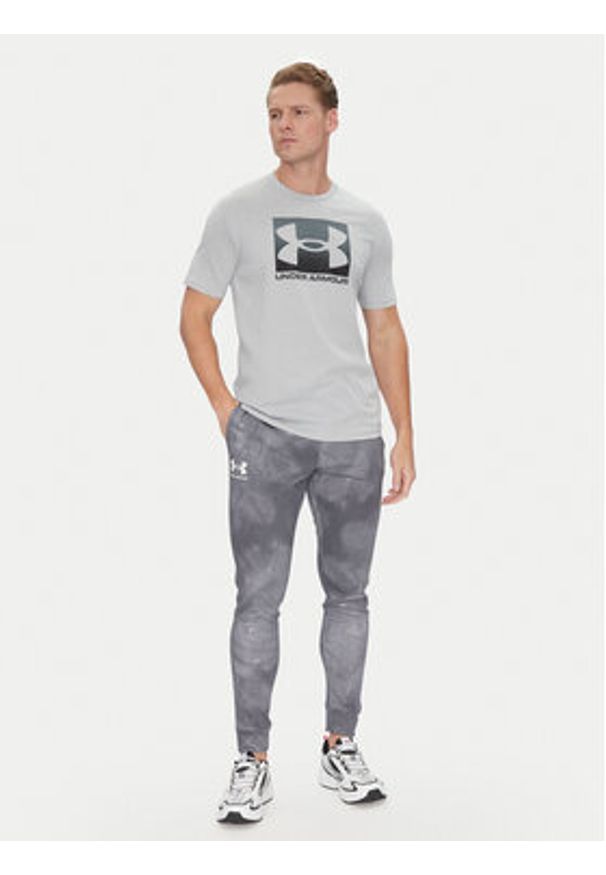 Under Armour Spodnie dresowe Rival Terry Printed 1390143 Szary Regular Fit. Kolor: szary. Materiał: bawełna