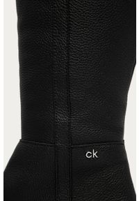 Calvin Klein - Kozaki skórzane. Nosek buta: okrągły. Zapięcie: zamek. Kolor: czarny. Materiał: skóra. Szerokość cholewki: normalna. Obcas: na koturnie. Wysokość obcasa: średni #3