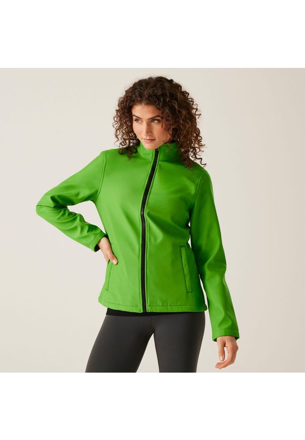 Regatta - Softshell roboczy damski Ablaze. Kolor: zielony. Materiał: softshell. Sezon: zima, jesień. Sport: turystyka piesza