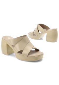 Klapki damskie Armodo, cholewka ze skóry naturalnej licowej z szerokimi krzyżującymi się paskami na wysokim obcasie, beżowe, 40524. Kolor: beżowy. Materiał: skóra. Obcas: na obcasie. Wysokość obcasa: wysoki #3