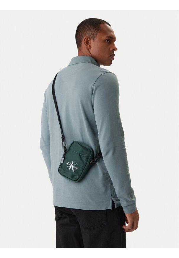 Calvin Klein Saszetka Bold Logo Nylon Slim Reporter LV04D3231G Zielony. Kolor: zielony. Materiał: materiał