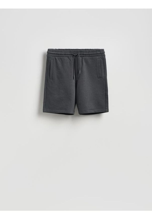 Reserved - Dresowe szorty regular fit - ciemnoszary. Kolor: szary. Materiał: dresówka