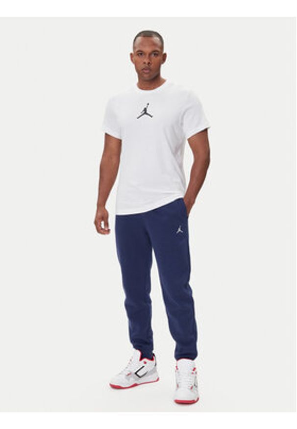 Nike T-Shirt CW5190 102 Biały Regular Fit. Kolor: biały. Materiał: syntetyk