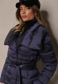 Renee - Granatowa Kurtka Dagiel. Typ kołnierza: bez kaptura. Kolor: niebieski. Długość rękawa: długi rękaw. Długość: długie. Wzór: aplikacja. Sezon: zima. Styl: elegancki #4