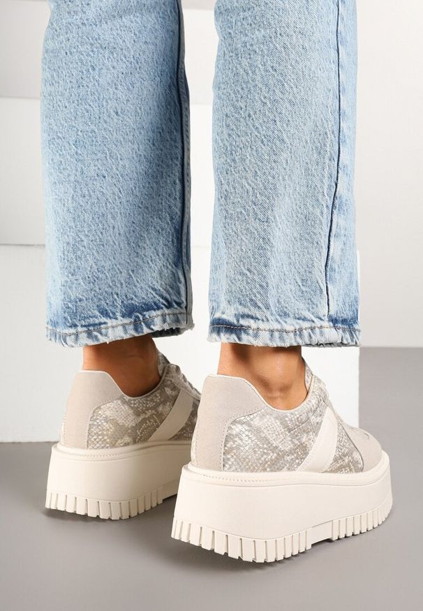 Born2be - Beżowe Sneakersy w Stylu Tenisówek na Platformie z Tłoczeniami Ozdobione Wężowym Printem Firreis. Okazja: na co dzień. Kolor: beżowy. Materiał: jeans. Wzór: aplikacja, nadruk. Obcas: na platformie