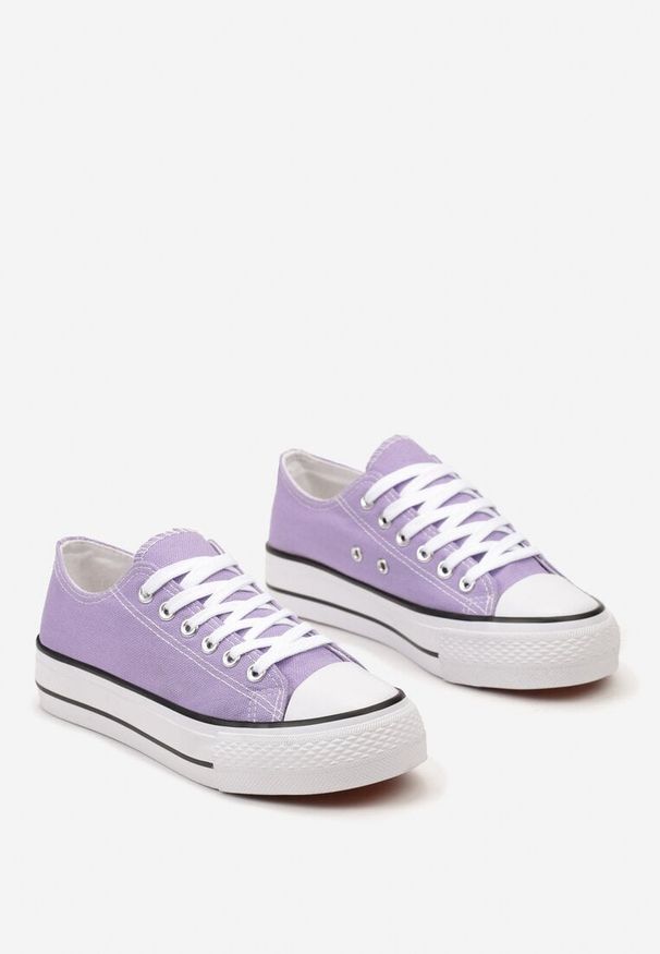 Renee - Jasnofioletowe Krótkie Trampki Sznurowane Rosasnowa. Okazja: na co dzień. Kolor: fioletowy. Materiał: jeans. Styl: klasyczny, casual, elegancki
