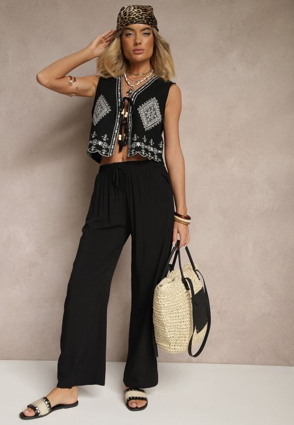 Renee - Czarne Spodnie z Wiskozy High Waist o Szerokim Kroju Avelozi. Okazja: na co dzień. Stan: podwyższony. Kolor: czarny. Materiał: wiskoza. Styl: elegancki, casual