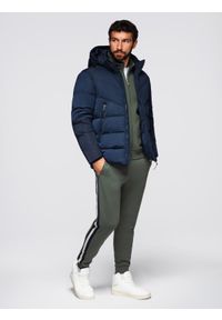 Ombre Clothing - Męska kurtka z asymetrycznym pikowaniem i kapturem - granatowa V4 - Rozmiar: M. Typ kołnierza: kaptur. Kolor: niebieski. Materiał: poliester, materiał, syntetyk, tkanina, guma. Wzór: aplikacja. Sezon: zima. Styl: sportowy, klasyczny