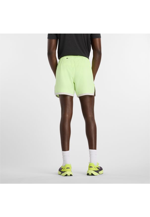 Spodenki męskie New Balance MB6180TAAFG – zielone. Kolor: zielony. Materiał: tkanina, materiał, poliester. Sport: fitness