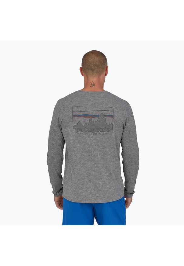 Longsleeve męski Patagonia Cap Cool Daily Graphic Shirt 73 skyline/feather. Kolor: szary. Materiał: materiał. Długość rękawa: długi rękaw. Długość: długie