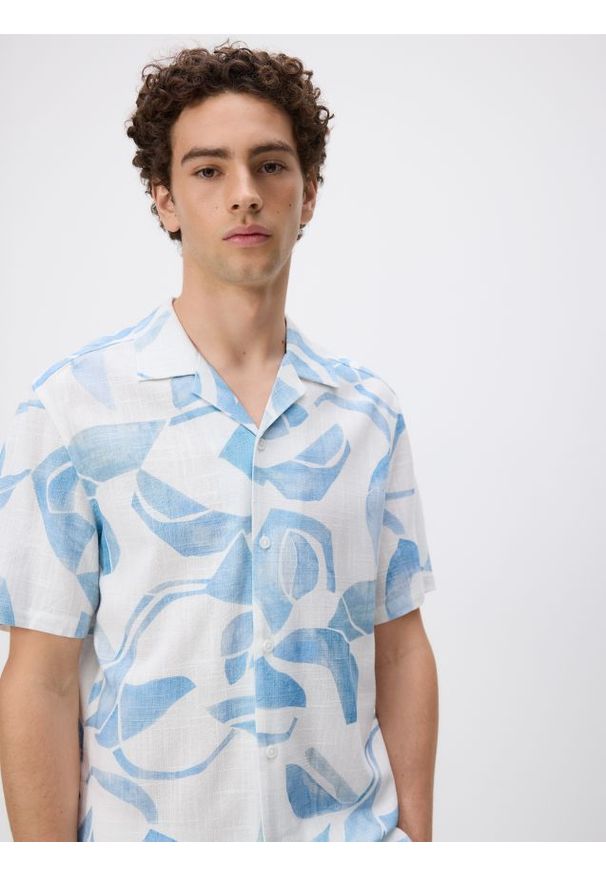 Reserved - Koszula regular z dodatkiem lnu - jasnoniebieski. Kolor: niebieski. Materiał: len