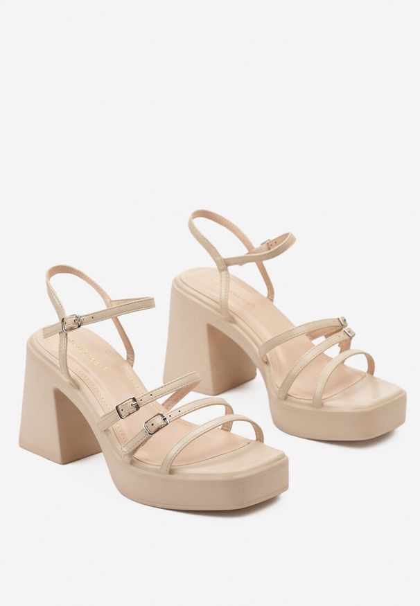 Renee - Beżowe Sandały Ozdobione Małymi Sprzączkami na Słupku z Platformą Naona. Zapięcie: sprzączka. Kolor: beżowy. Materiał: len, jeans. Wzór: aplikacja. Obcas: na platformie. Styl: elegancki, wizytowy