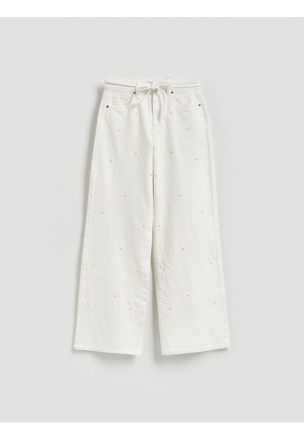 Reserved - Jeansy wide leg z haftem - biały. Kolor: biały. Wzór: haft