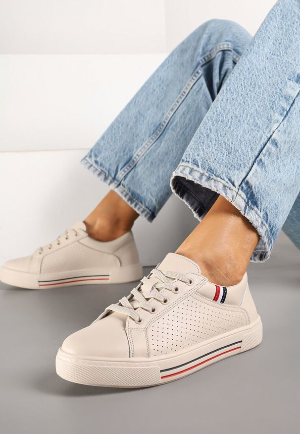 Renee - Beżowe Skórzane Sneakersy na Płaskiej Podeszwie ze Skórzaną Wkładką i Perforacją Galiwa. Okazja: na co dzień. Kolor: beżowy. Materiał: skóra. Obcas: na płaskiej podeszwie