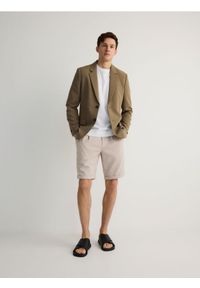 Reserved - Szorty regular fit - beżowy. Kolor: beżowy. Materiał: bawełna, dzianina #1