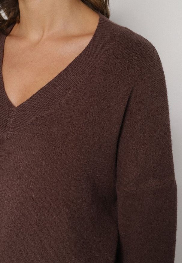 Born2be - Brązowy Sweter z Dekoltem w V z Domieszką Kaszmiru Mariara. Okazja: na co dzień. Typ kołnierza: dekolt w kształcie V. Kolor: brązowy. Materiał: kaszmir. Wzór: bez wzorów. Styl: casual